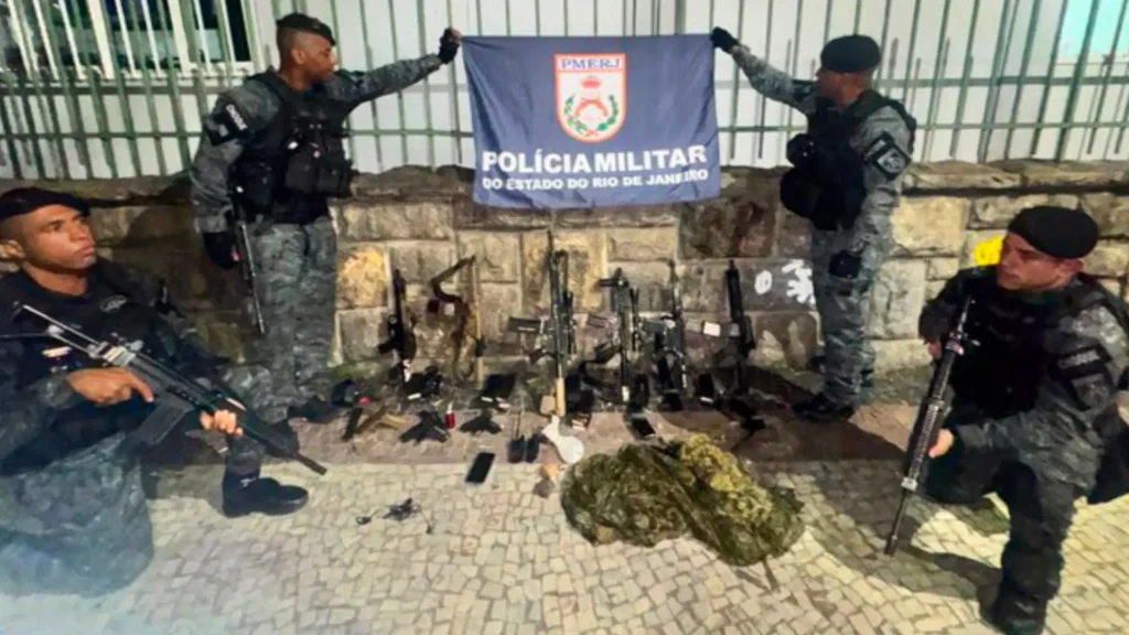 Quatro suspeitos e um policial morrem em tiroteio na Brasil