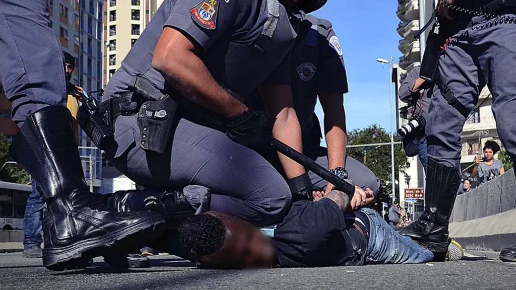 Letalidade policial cresce no Brasil; entenda os impactos e causas.