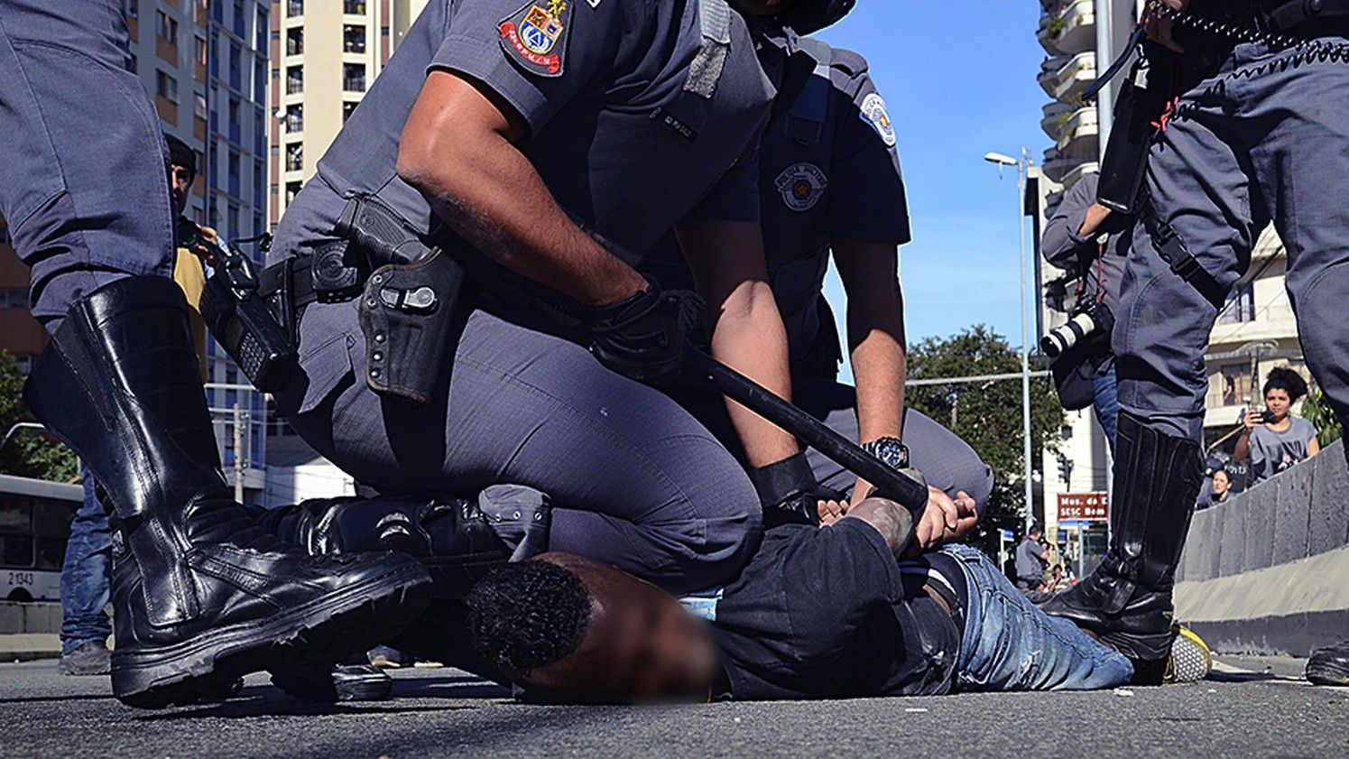 Letalidade policial cresce no Brasil; entenda os impactos e causas.