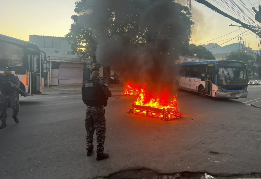 Operação na Cidade de Deus: ônibus interditam vias principais