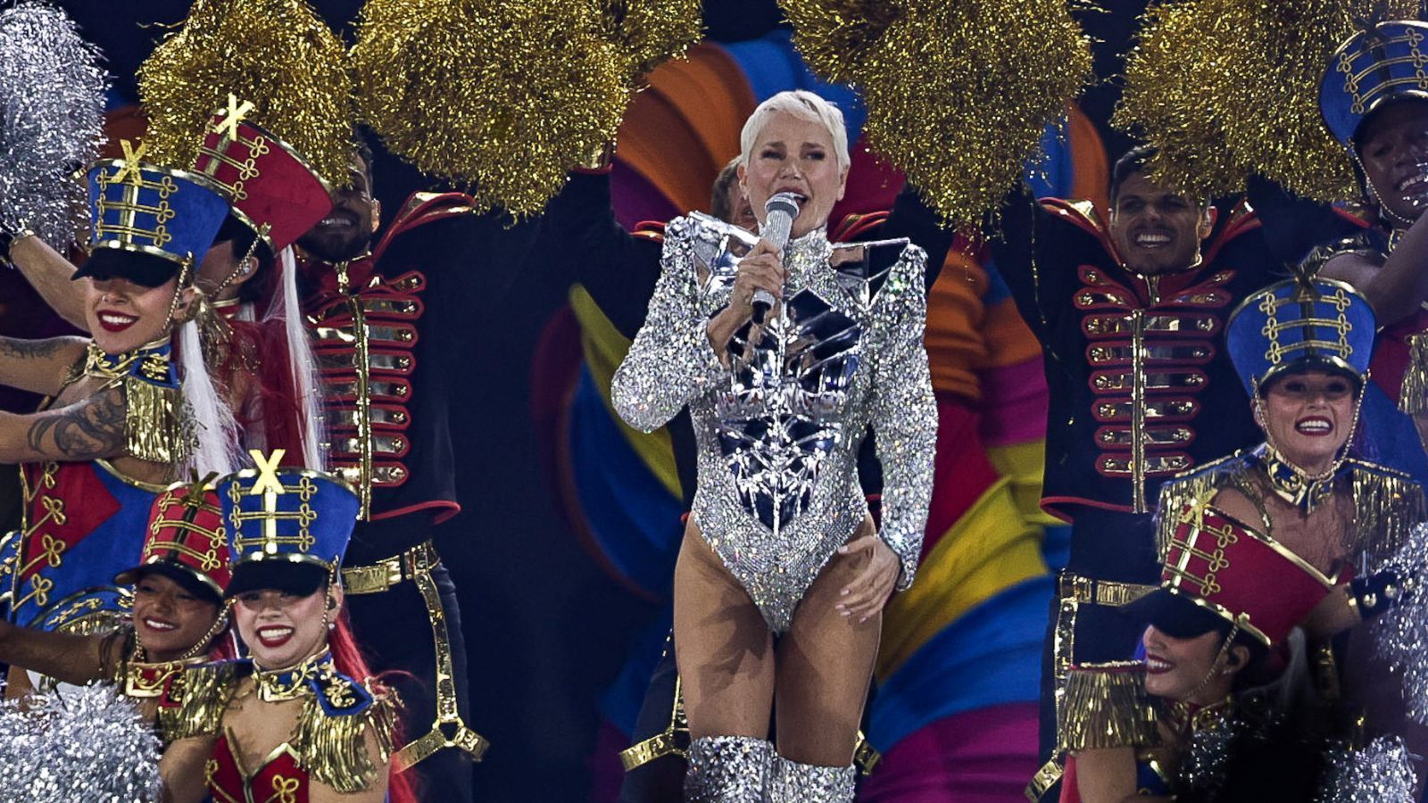 Xuxa rebate críticas a look e chama atenção dos haters