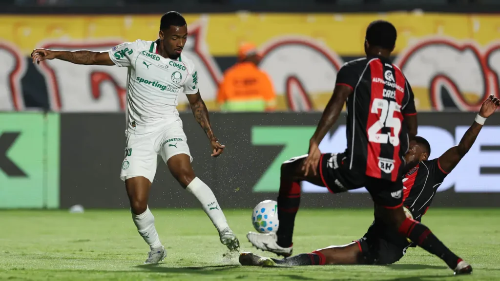 Presidente do Vitória detona arbitragem e critica decisão polêmica