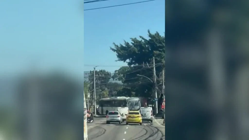 Ônibus são feitos de barricadas em atos de resistência no Rio