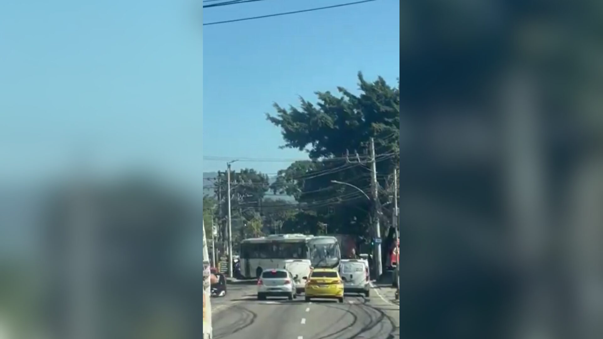 Ônibus são feitos de barricadas em atos de resistência no Rio