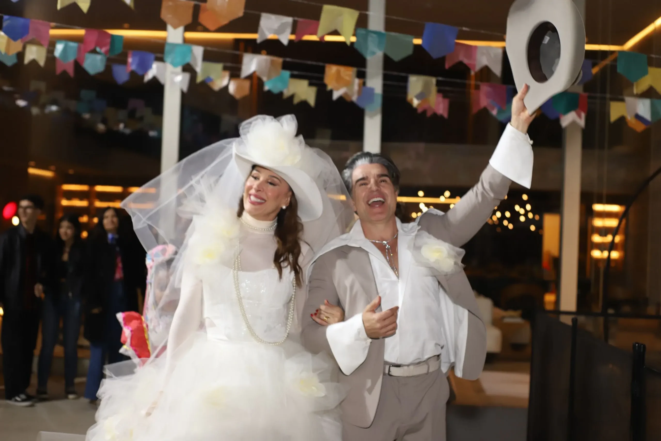 Claudia Raia resgata fotos de festa junina em sua mansão com amor