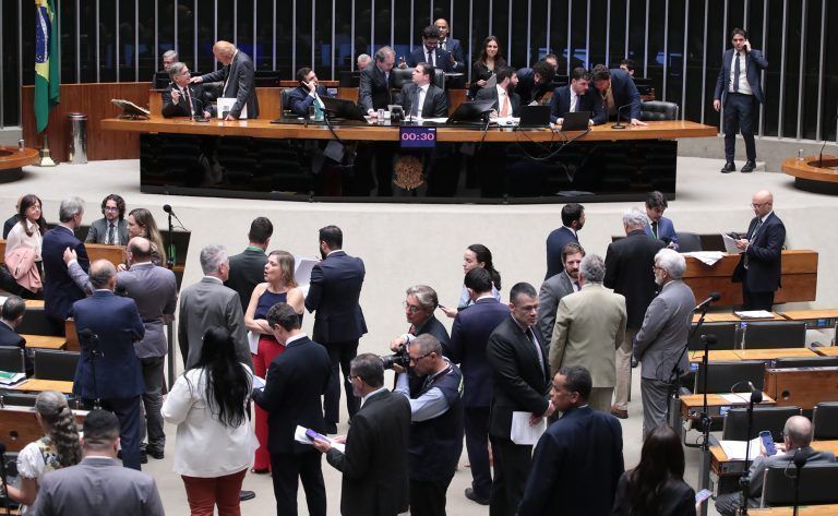 A cada R$ 100 em emendas, R$ 16 não identificam autor corretamente