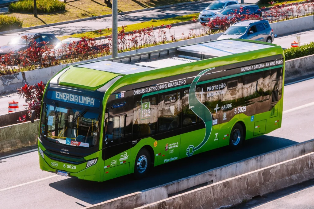 Ônibus elétricos crescem 92,5%: sustentável e eficiente!