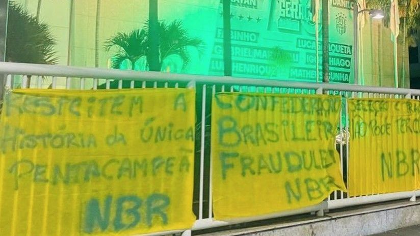 Sede da CBF é alvo de protesto após queda do Brasil na Copa: indignação dos fãs