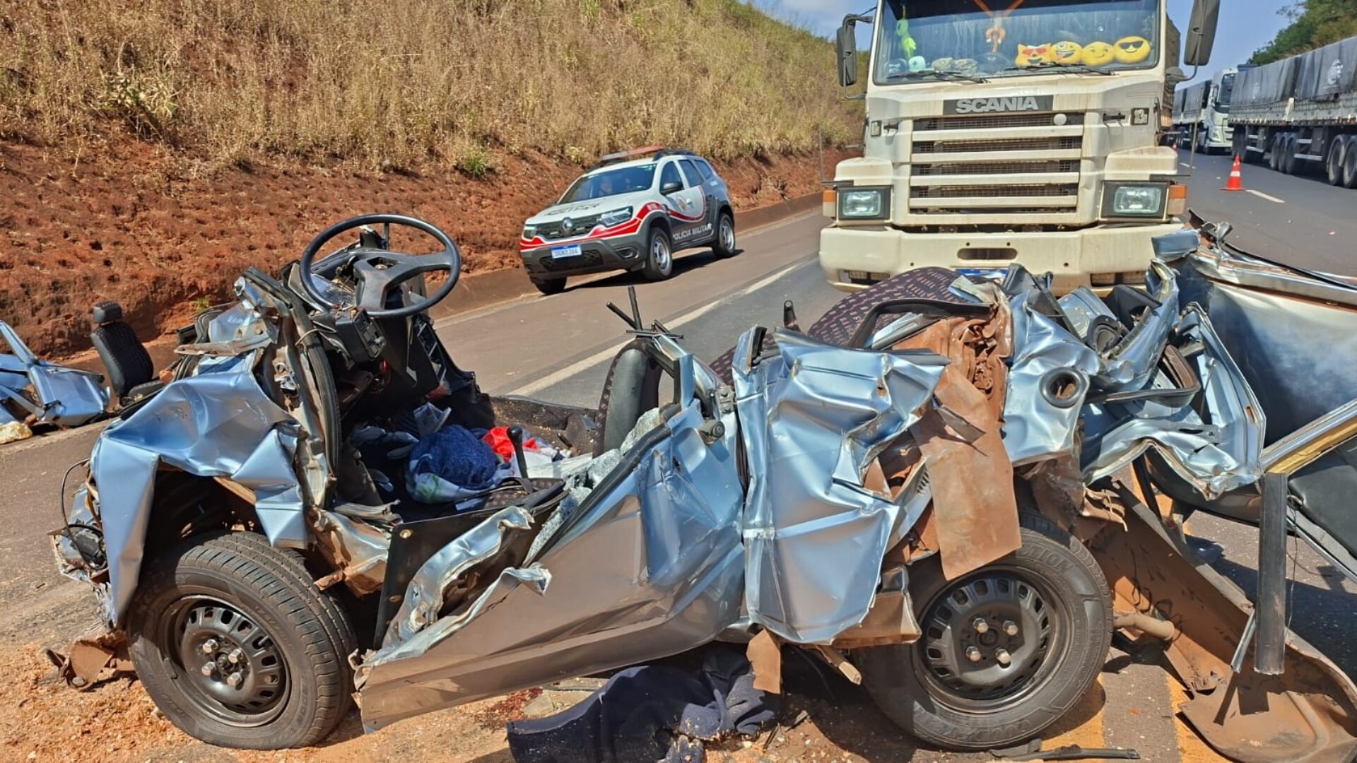 Carro é prensado por caminhões e provoca feridos em SP