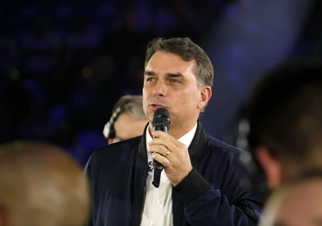 Centrão se une no pragmatismo e isola Flávio Bolsonaro