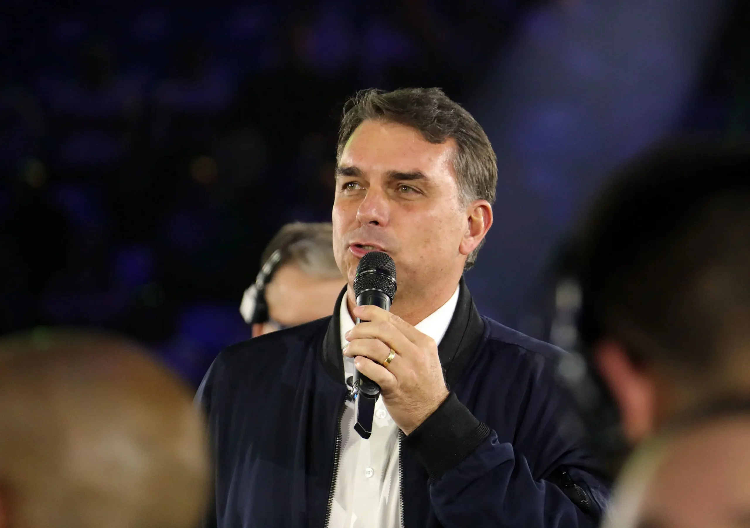 Centrão se une no pragmatismo e isola Flávio Bolsonaro
