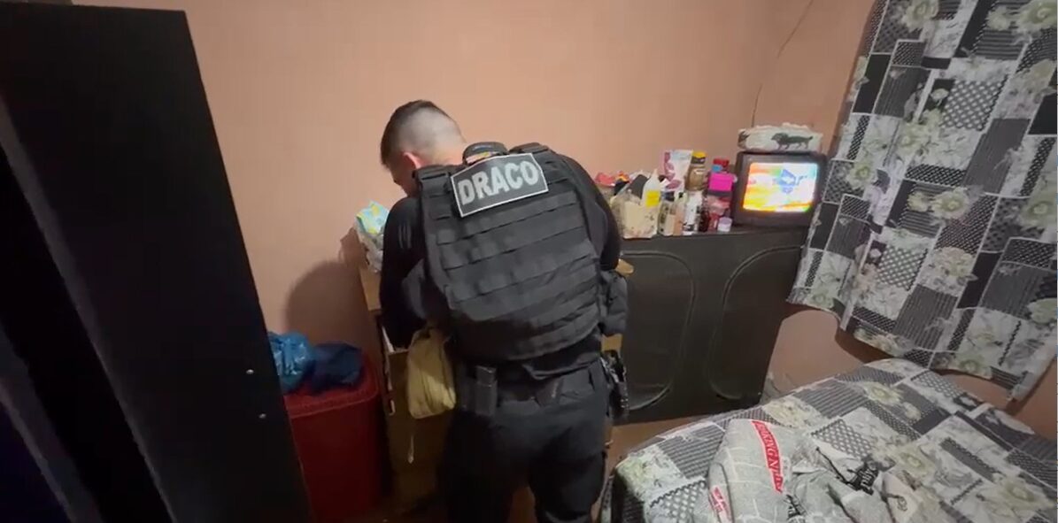 Polícia mira grupo suspeito de levar drogas e celulares a presídios