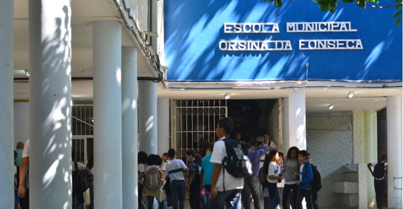 Professor é ferido com faca por aluno durante aula no RJ