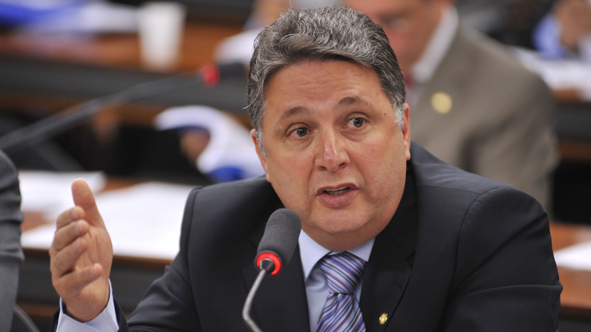 Justiça manda Garotinho cumprir sentença de suspensão política
