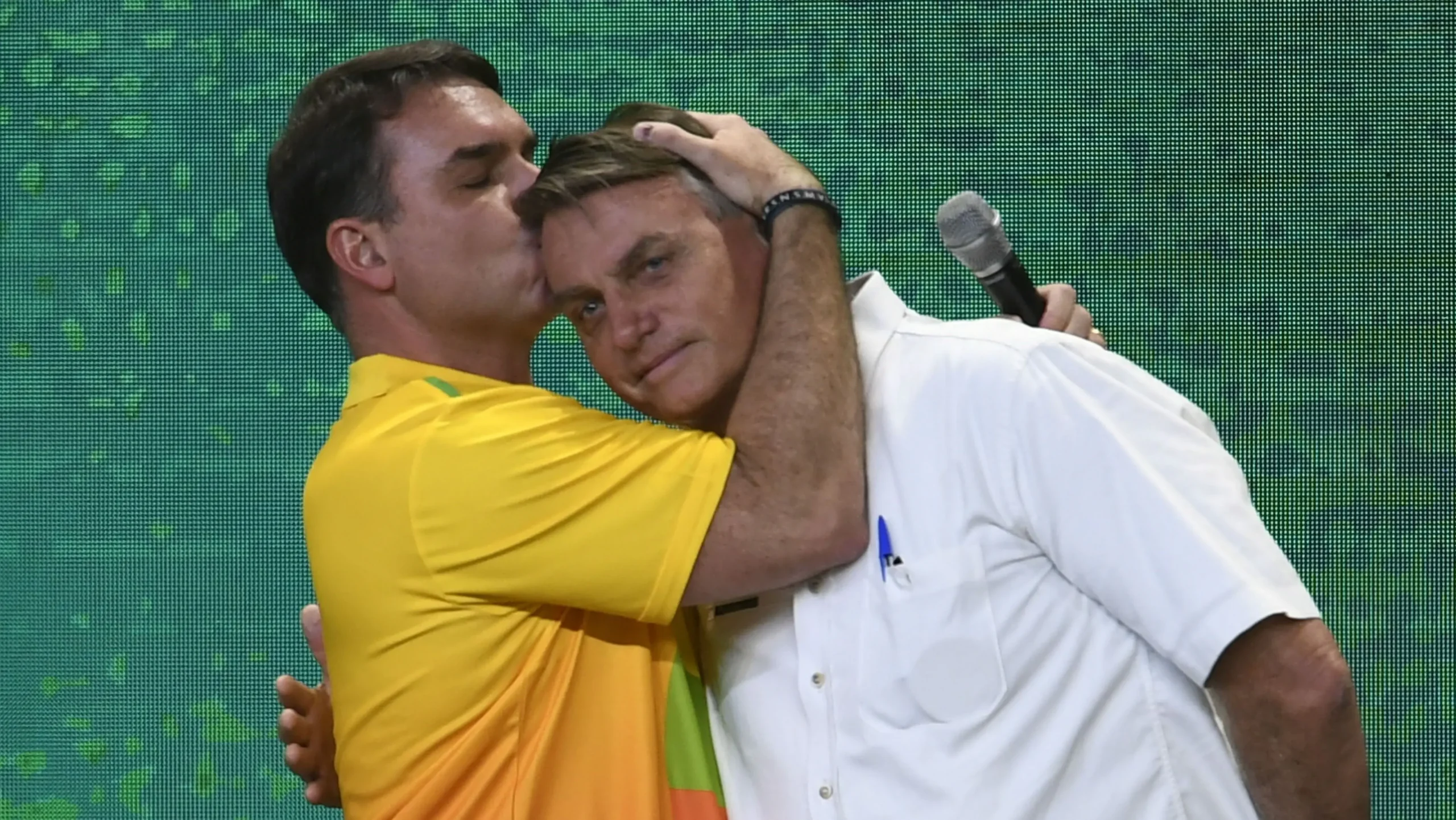 Proibido de visitar Bolsonaro, Flávio se despede emocionado