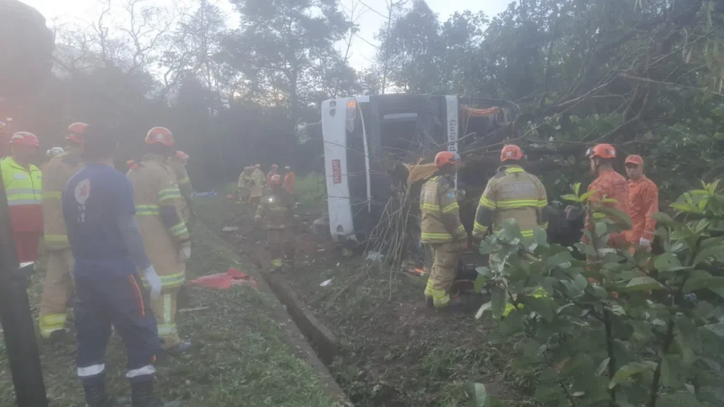 Acidente com ônibus deixa oito pessoas mortas na região serrana