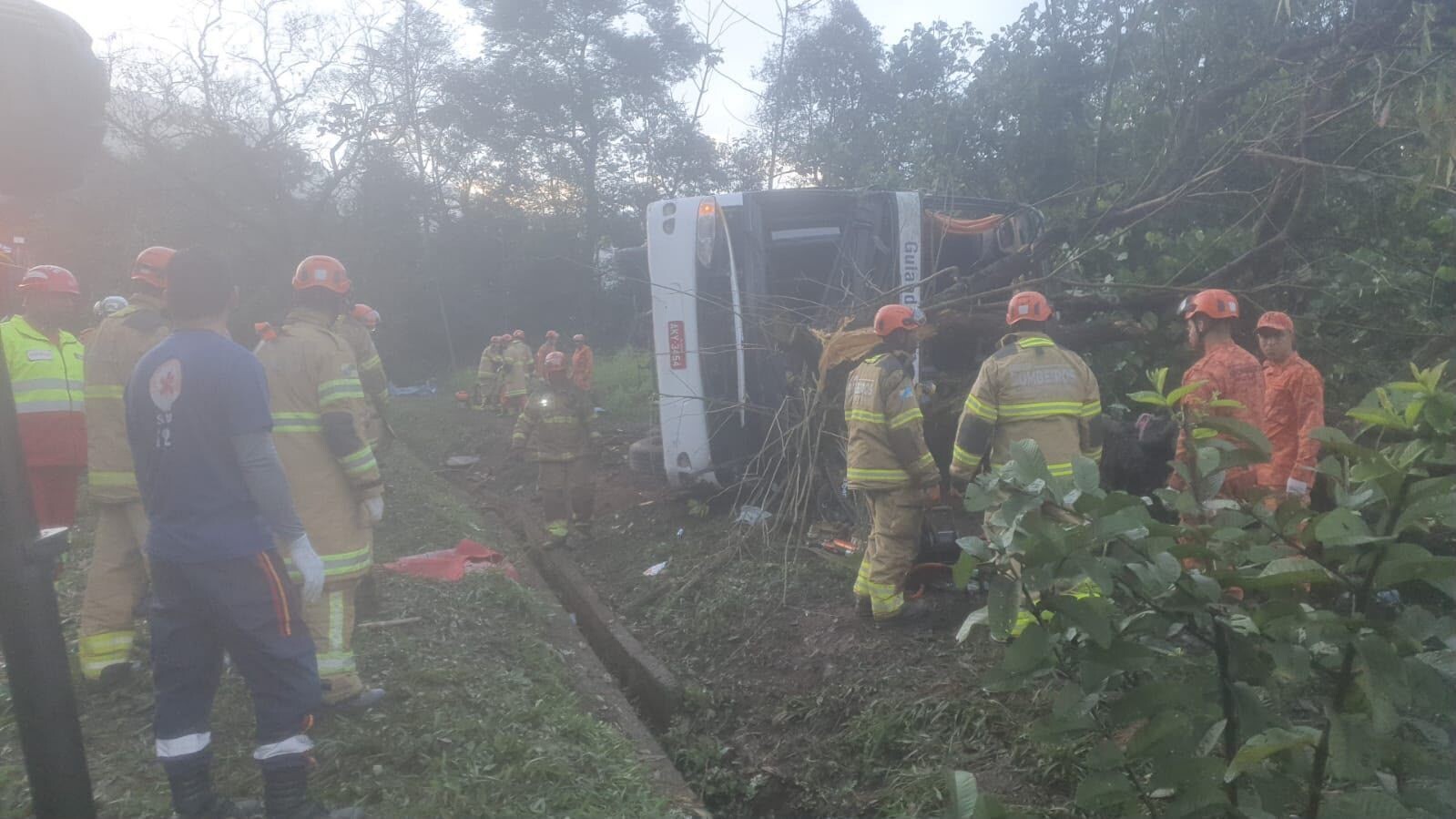 Acidente com ônibus deixa oito pessoas mortas na região serrana