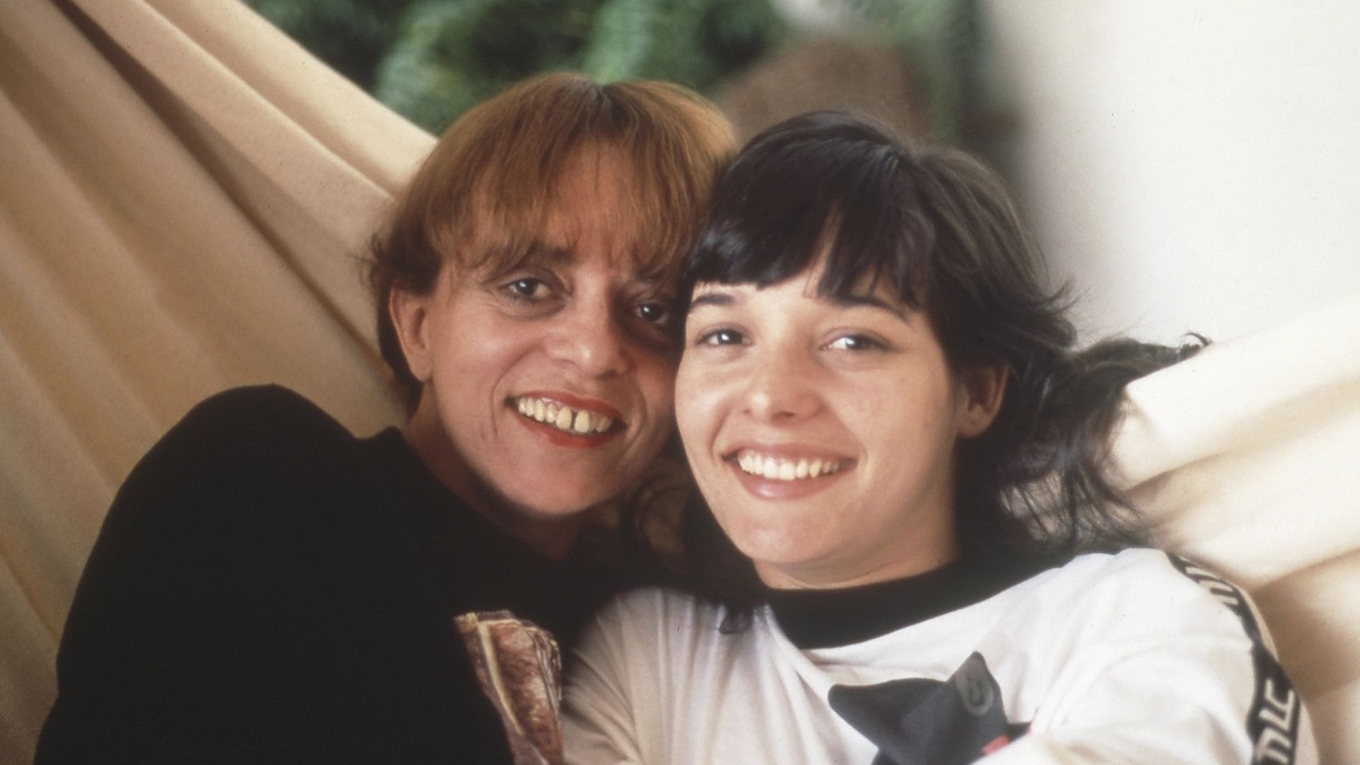 Gloria Perez homenageia Daniella Perez em seu aniversário de 56 anos