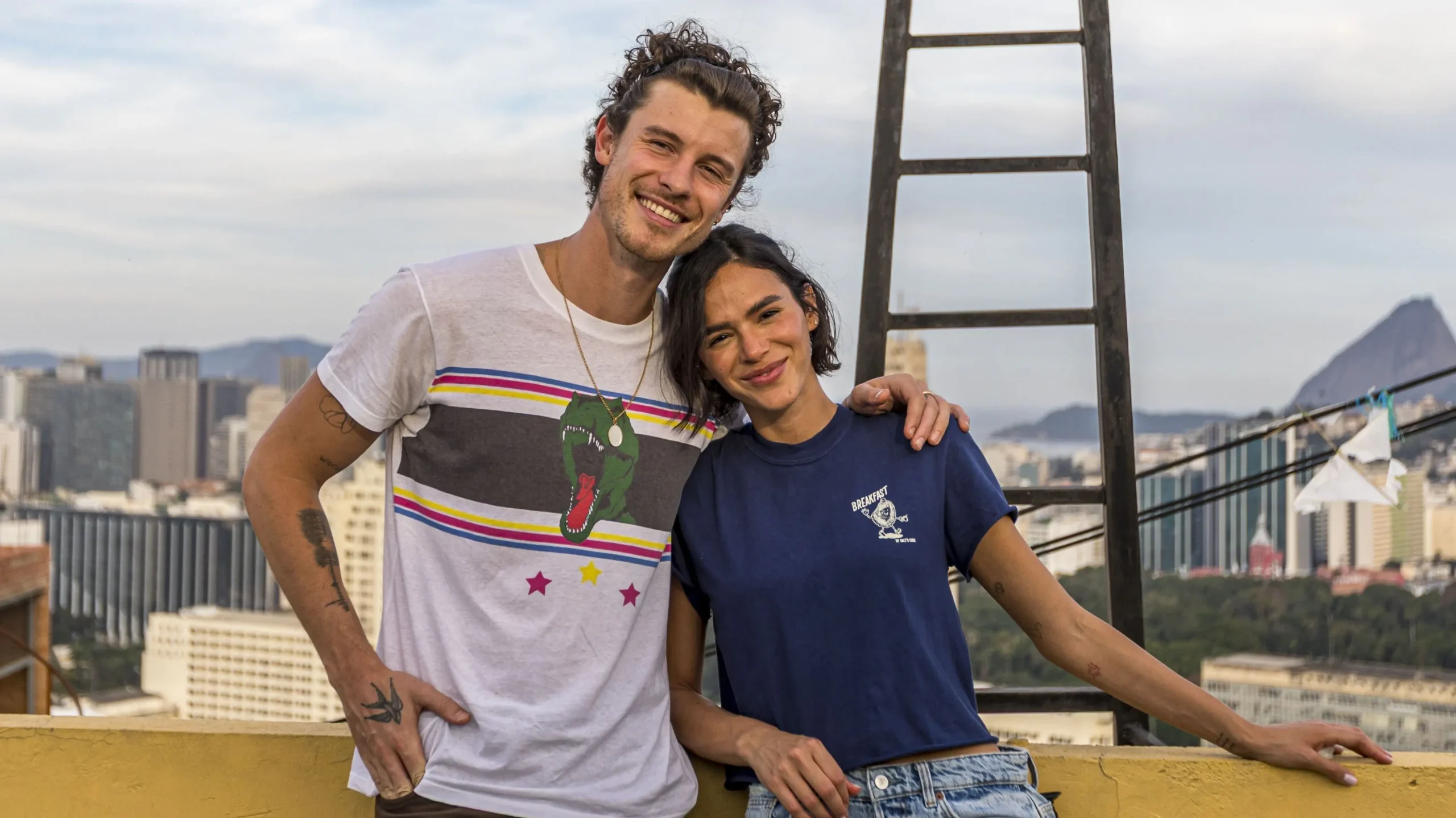 Bruna Marquezine e Shawn Mendes vistos em aeroporto no Brasil
