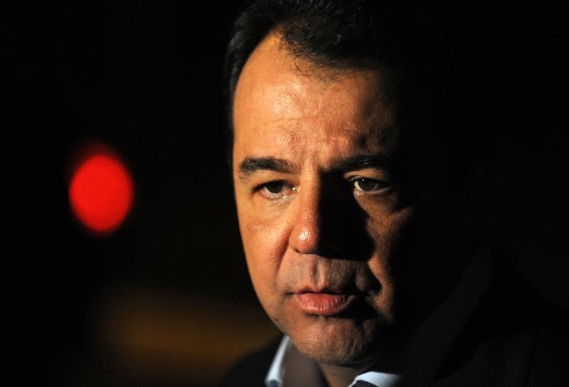 Justiça condena Sérgio Cabral a pagar R$ 1 milhão por regalias
