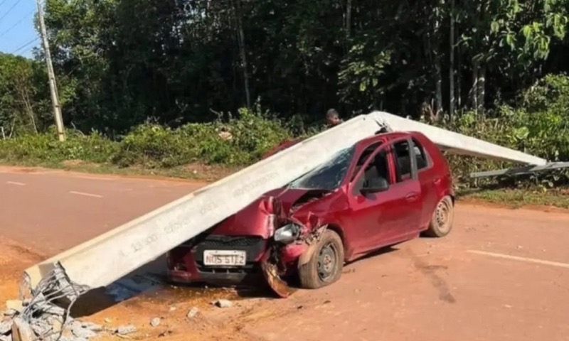 Poste de concreto cai sobre carro após batida no interior do Amazonas; motorista some do local