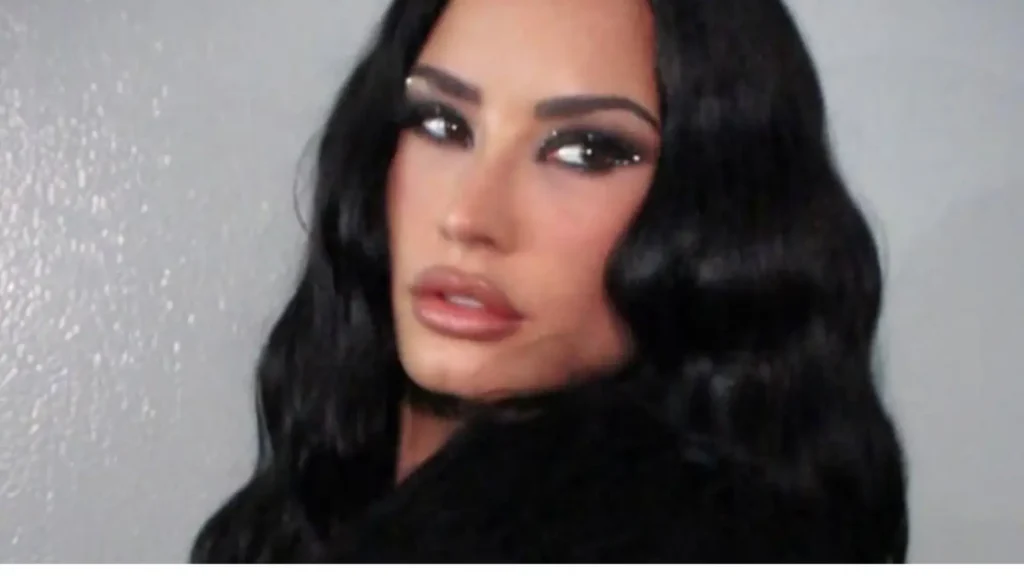 Demi Lovato é flagrada em avião e conquista corações dos fãs