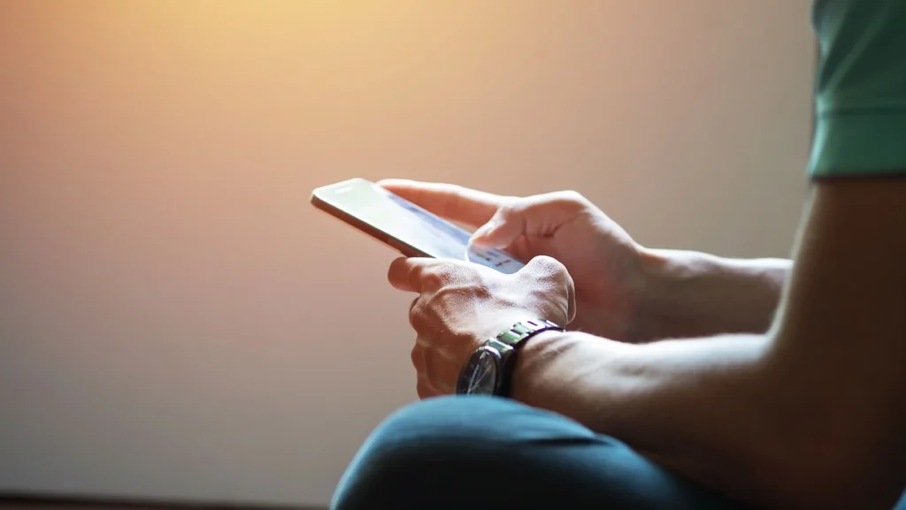 Idade de agressores em redes sociais diminui e preocupa famílias