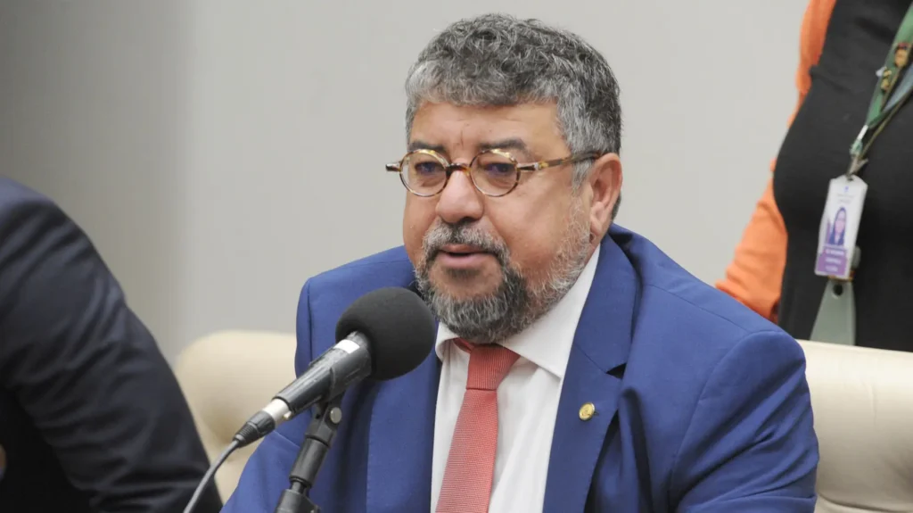 Flávio fala do dia a dia e Lula critica o vice do PT