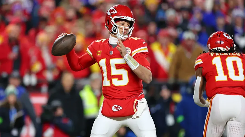 Mahomes brilha e Chiefs vencem Colts na prorrogação decisiva