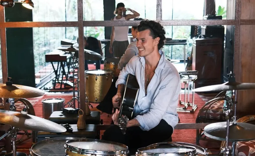 Shawn Mendes surge em estúdio no Brasil e pode lançar música nova