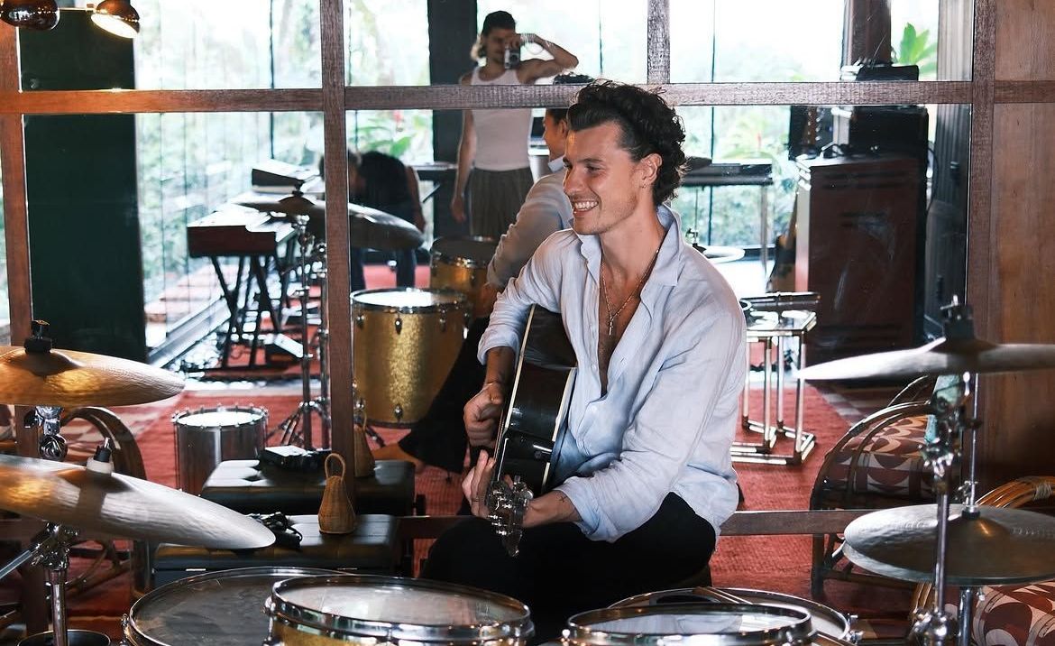 Shawn Mendes surge em estúdio no Brasil e pode lançar música nova