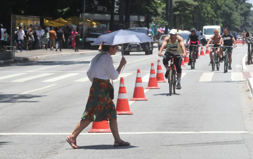 Brasil deve ter chuva e calor de até 40°C nesta terça.