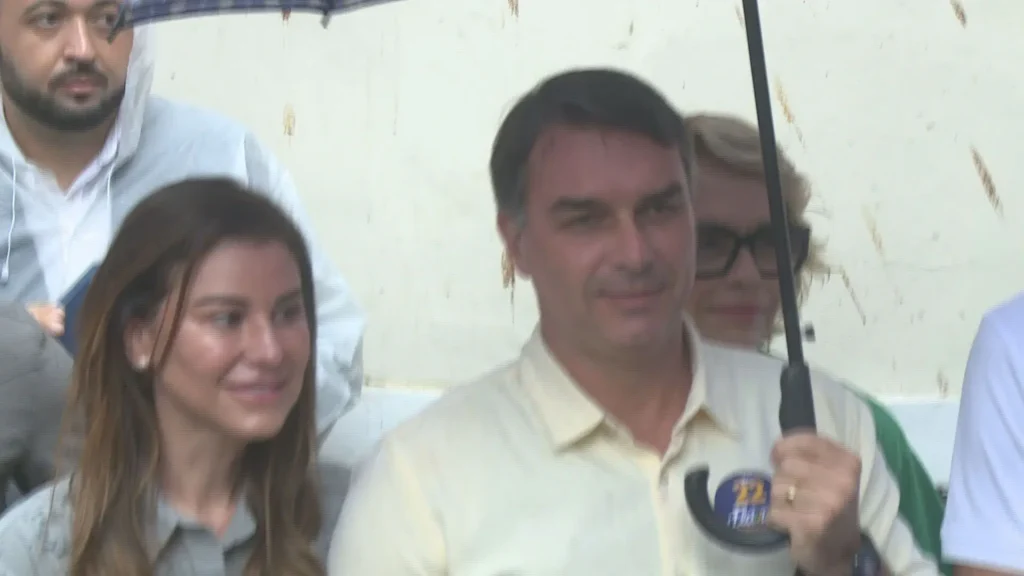 Após registrar voto, Flávio espera mudança na política nacional