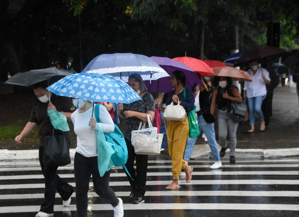 SP tem alerta laranja de perigo para tempestades neste domingo