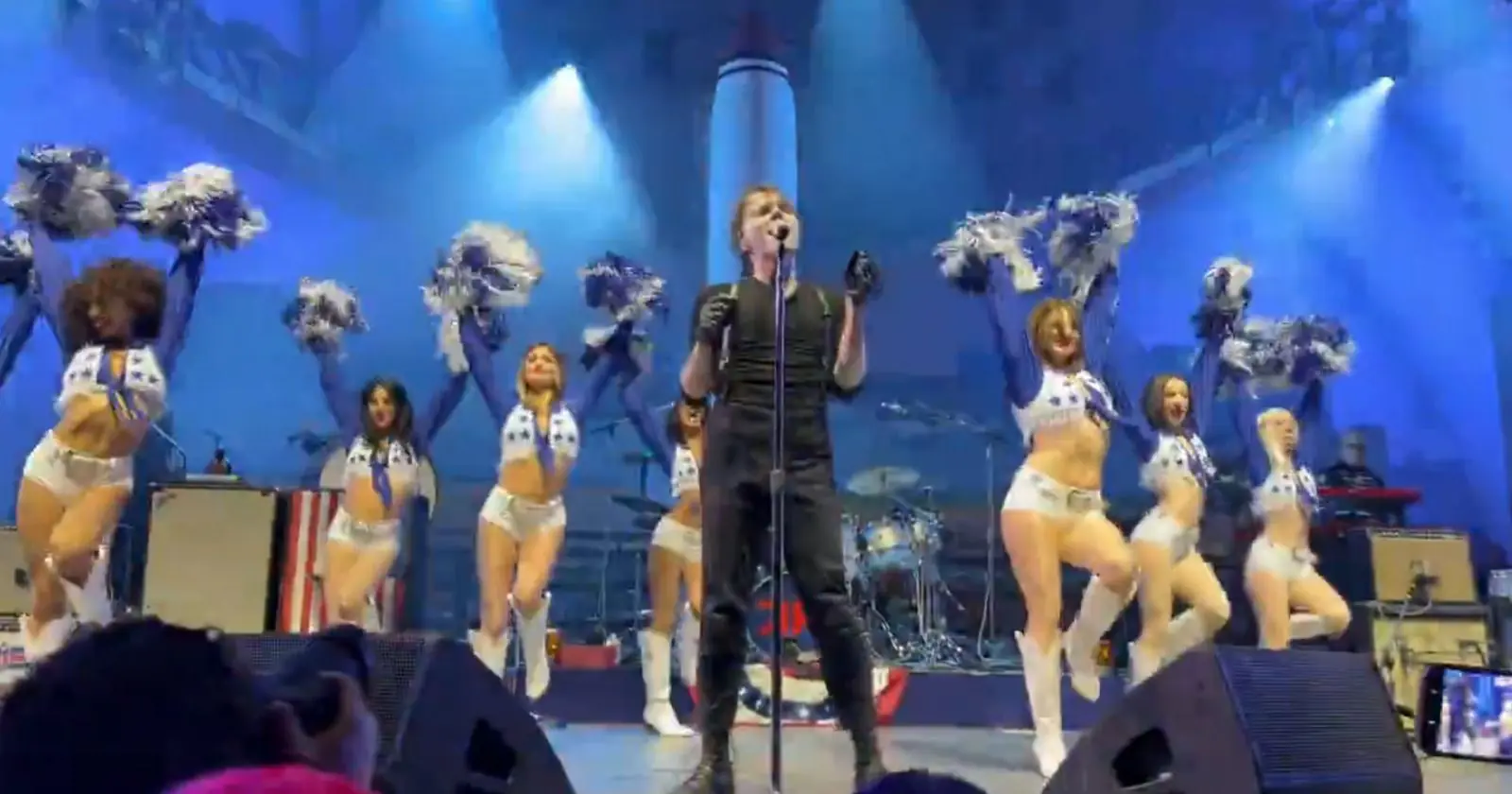 Time de cheerleaders processa My Chemical Romance por incidente no show