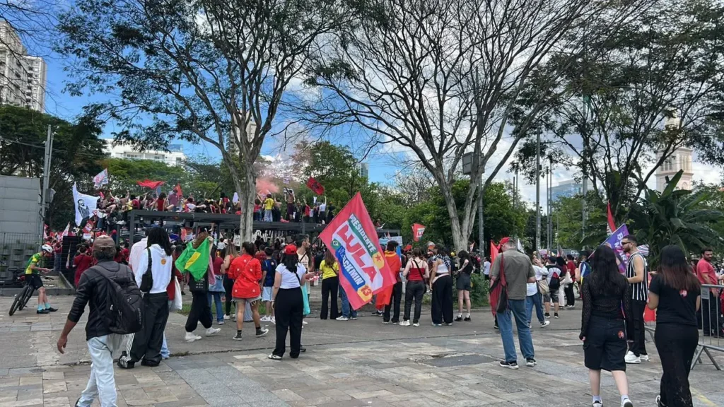Manifestantes se reúnem em atos pró-Lula por mudanças sociais