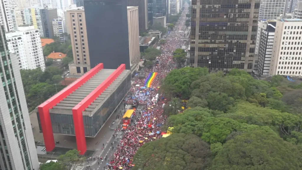 Manifestação na Paulista pede fim da escala 6×1 com apoio político