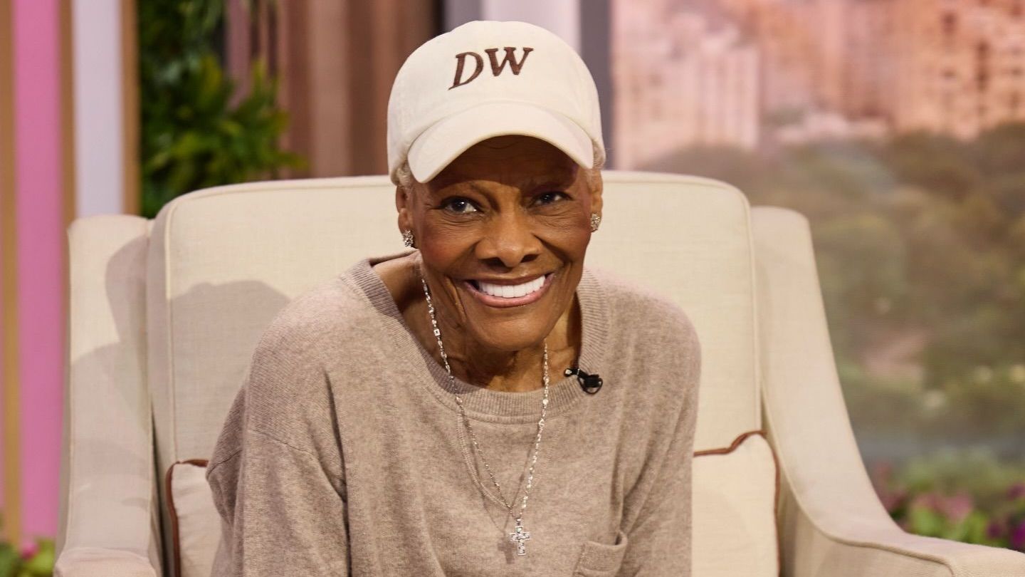 Dionne Warwick cancela show e revela dificuldade em ficar de pé