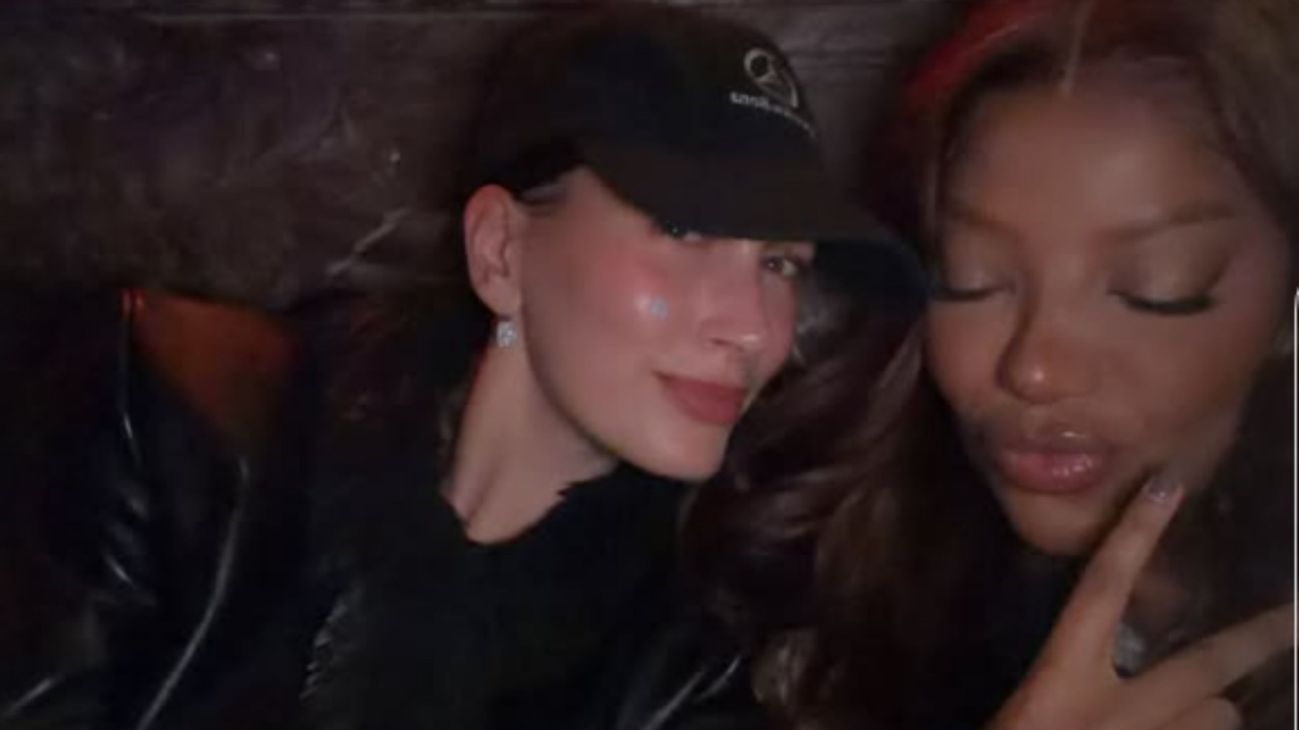 Ludmilla posa ao lado de Hailey Bieber na Semana de Moda