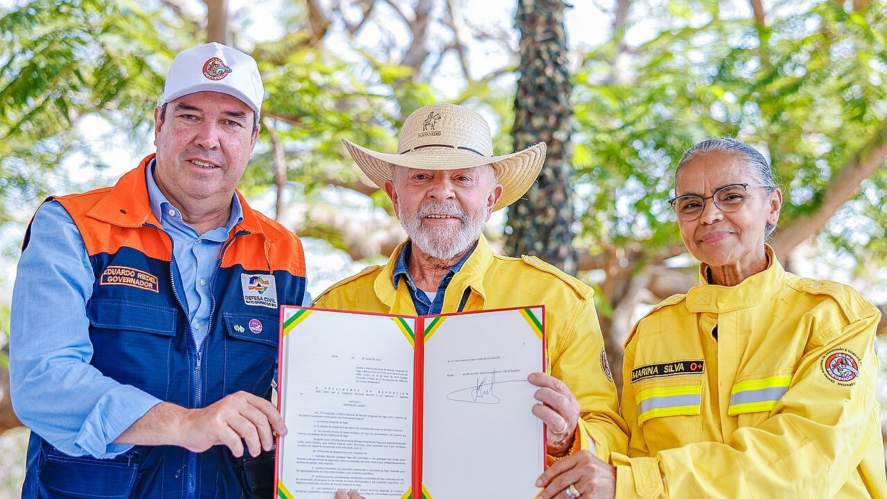 Lula de chapéu exibe lei assinada ao lado de Marina Silva e de um governador