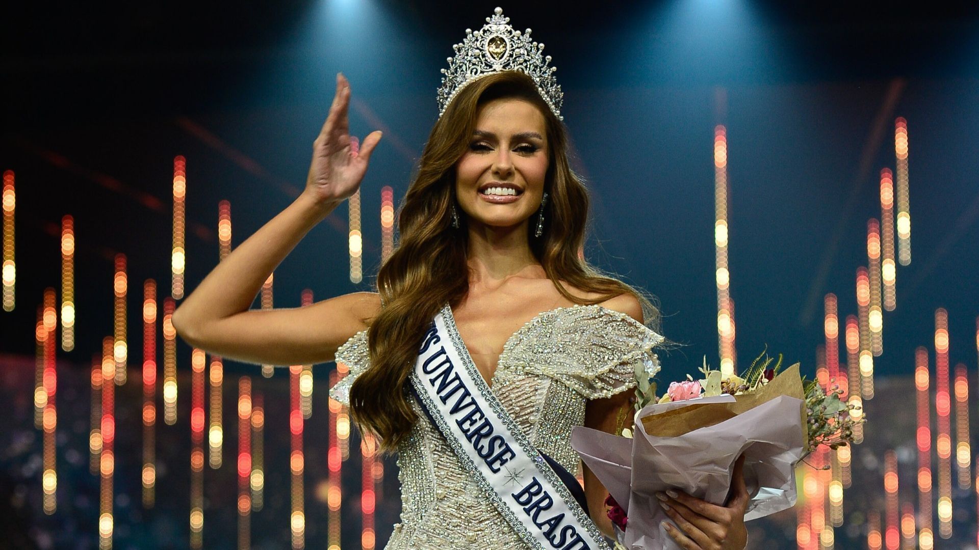 Em jejum de 37 anos, Brasil brilha com traje no Miss Universo