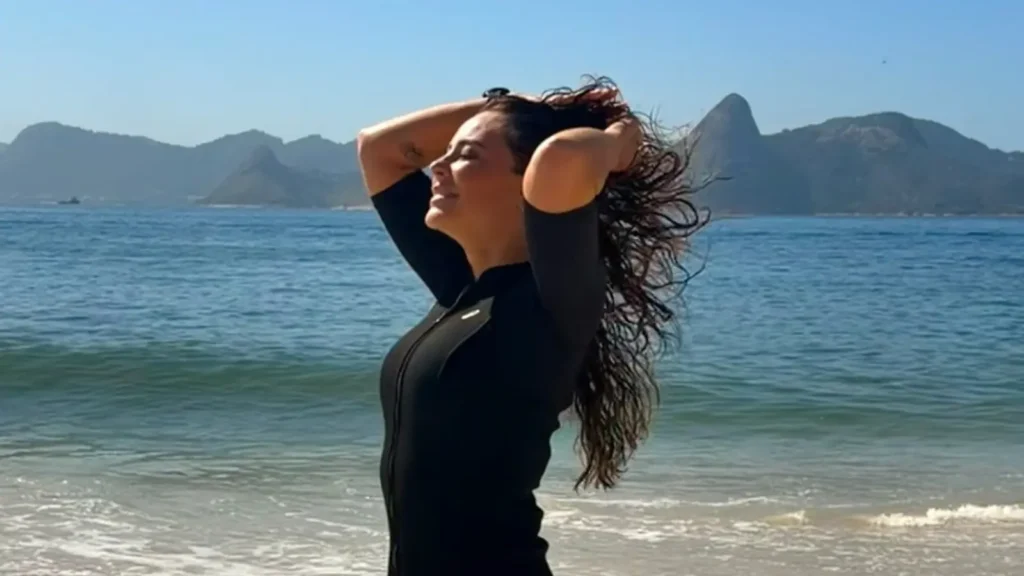 Paolla Oliveira abre álbum de fotos e ignora haters com classe