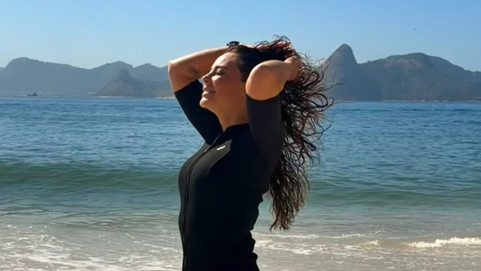 Paolla Oliveira abre álbum de fotos e ignora haters com classe