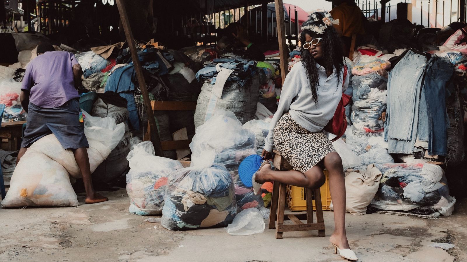Modelo que recriava desfiles pelas ruas da Nigéria brilha na Chanel