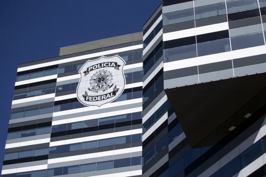 PF conduz 129 pessoas e apreende R$ 789 mil em crimes eleitorais
