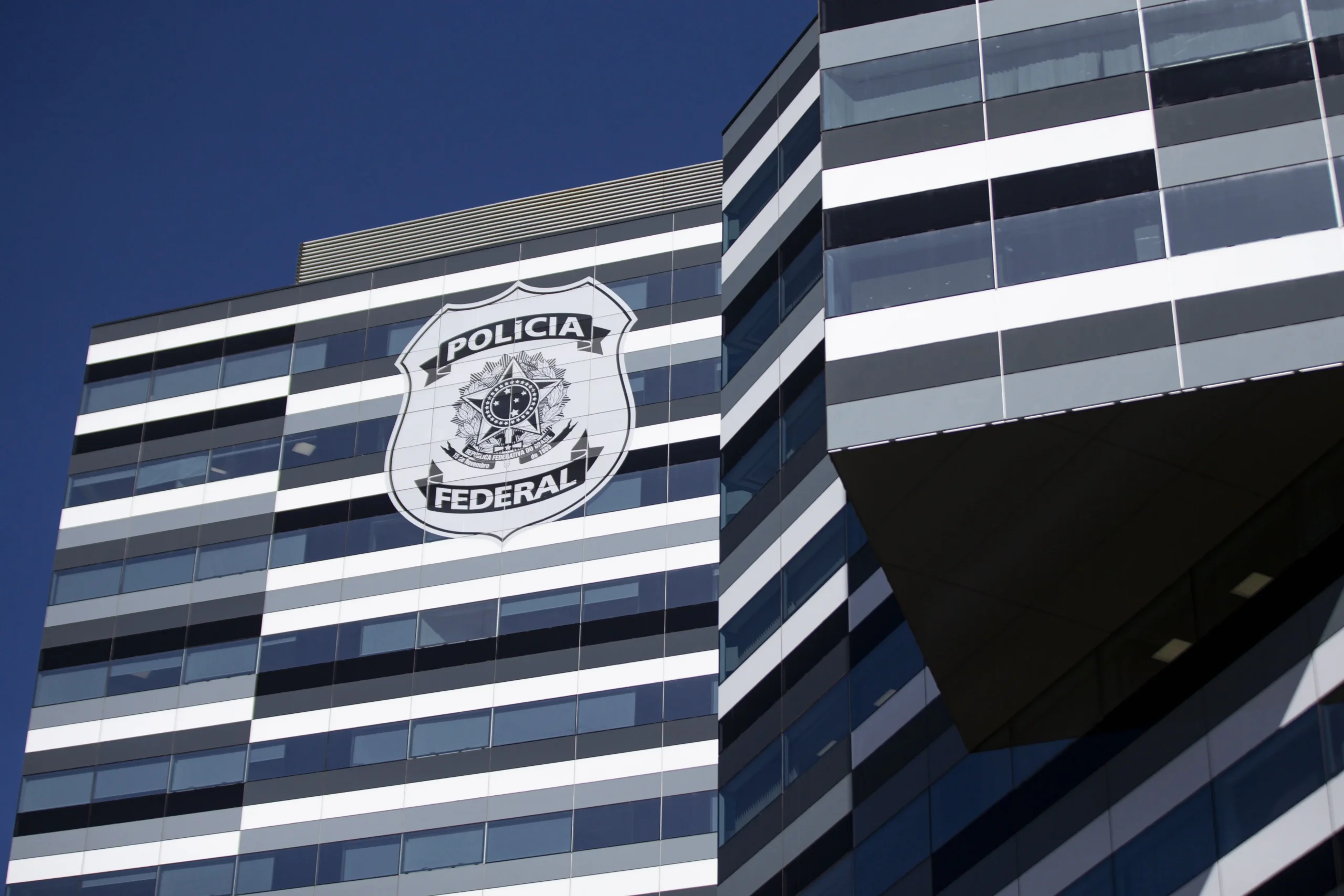 PF conduz 129 pessoas e apreende R$ 789 mil em crimes eleitorais